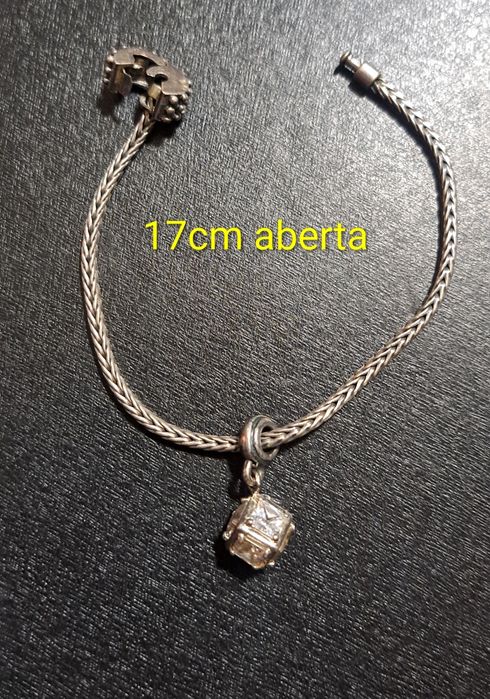Pulseira bracelete em Prata contrastada.