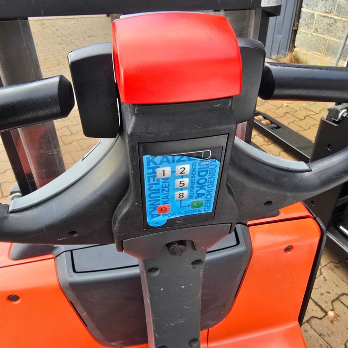 Paleciak elektryczny z niskim masztem Toyota Swe 200 unoszone ramiona