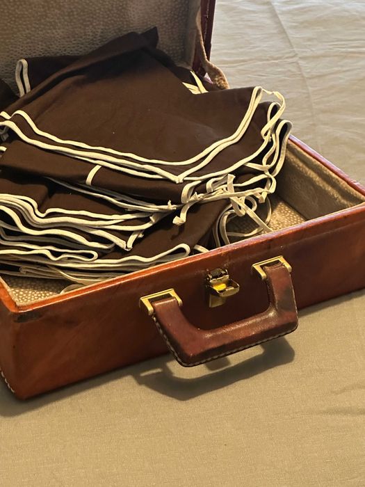 Mala/estojo rígido de faqueiro + bolsas para embrulhar talheres