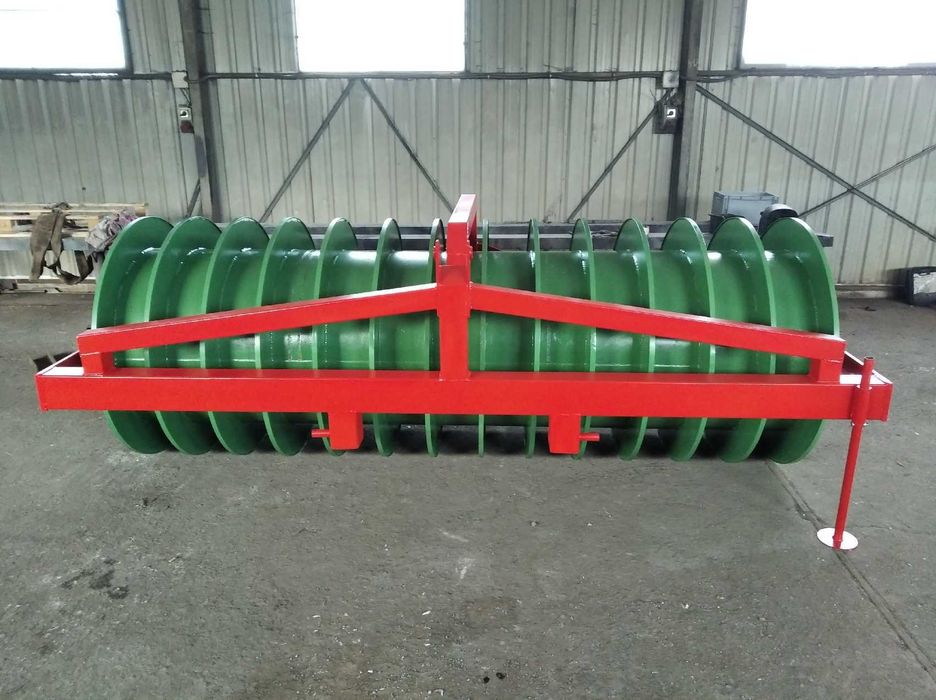 Wał pryzmowy do ugniatania sianokiszonki kukurydzy ugniatający