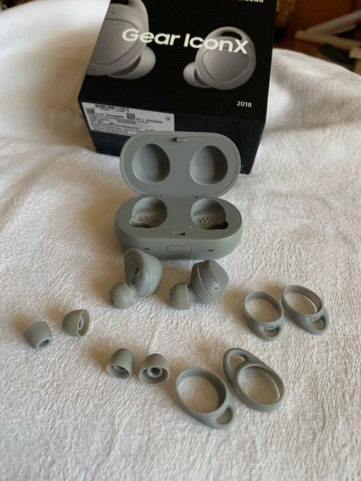 Продам беспроводные наушники Samsung Gear IconX (SM-R140) серого цвета