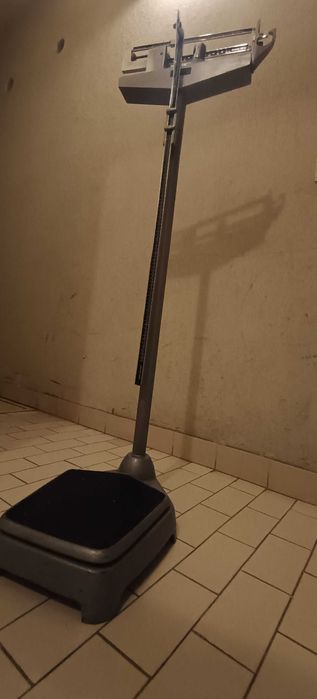 Balança mecânica de coluna antiga
