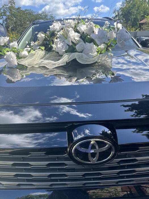 Продам два весільні букети на авто на магнітах. Вартість 1000 грн