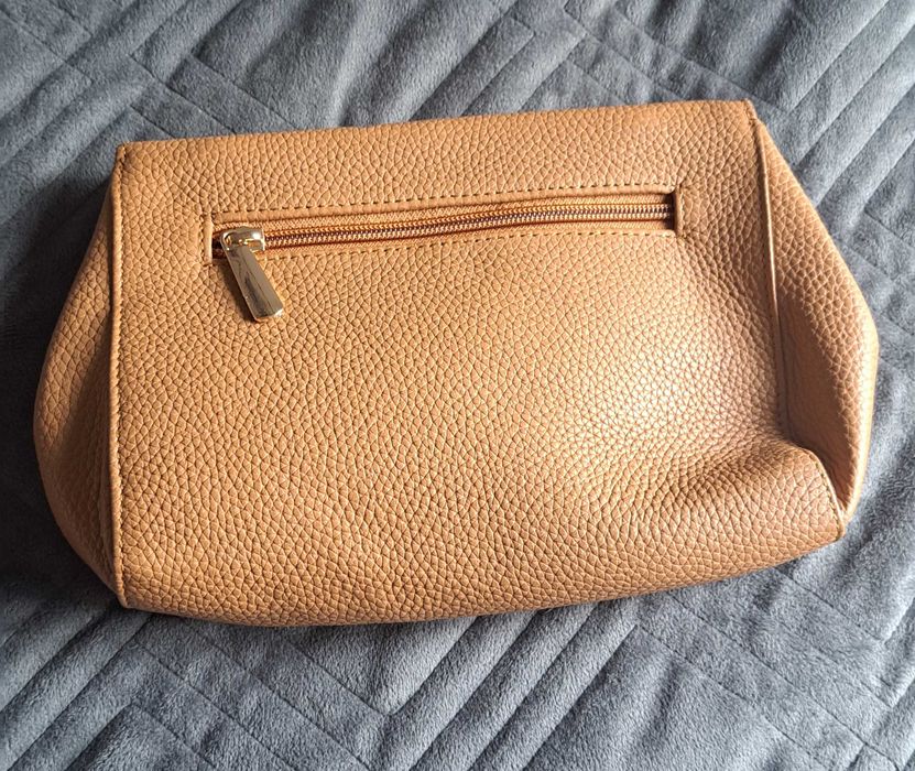 Bolsa/Carteira com Aba e Fecho Metálico - cor Castanho Claro