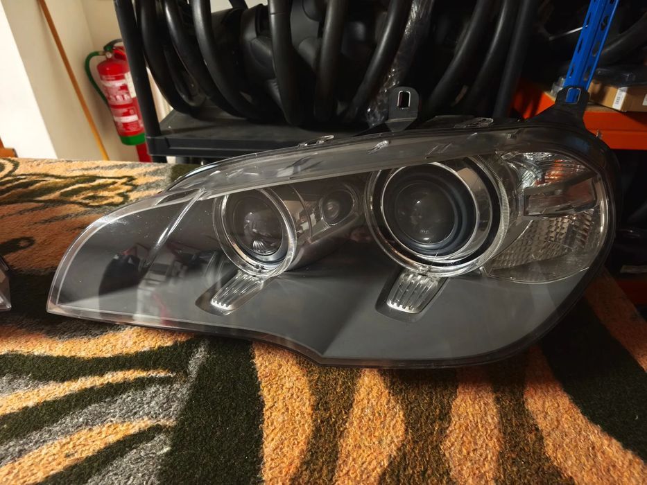 Conjunto de faróis bi-xenon direcional BMW X5 E70 lci