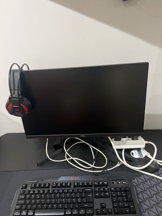 Computador, munitor, mesa