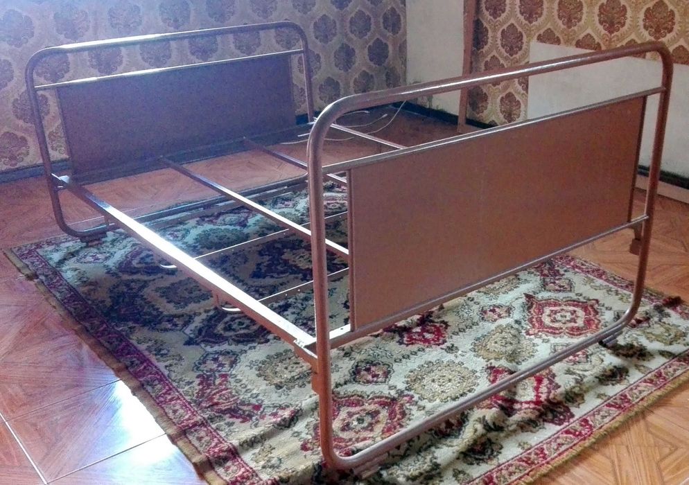 Cama casal em ferro (antiga)