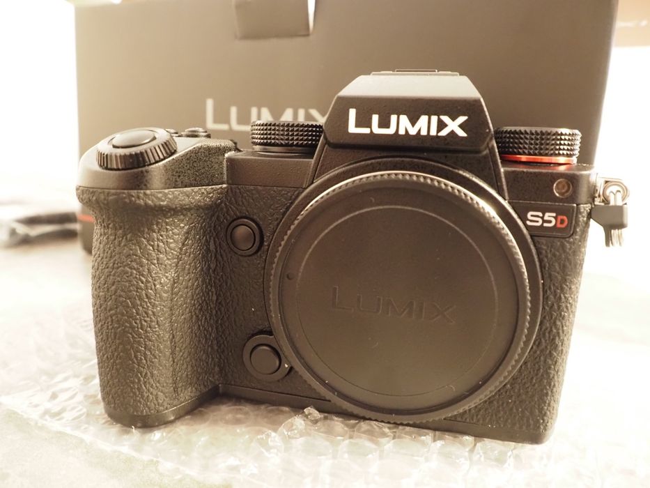 Câmera Full Frame  Panasonic S5D + lente  18-40 (Nova)