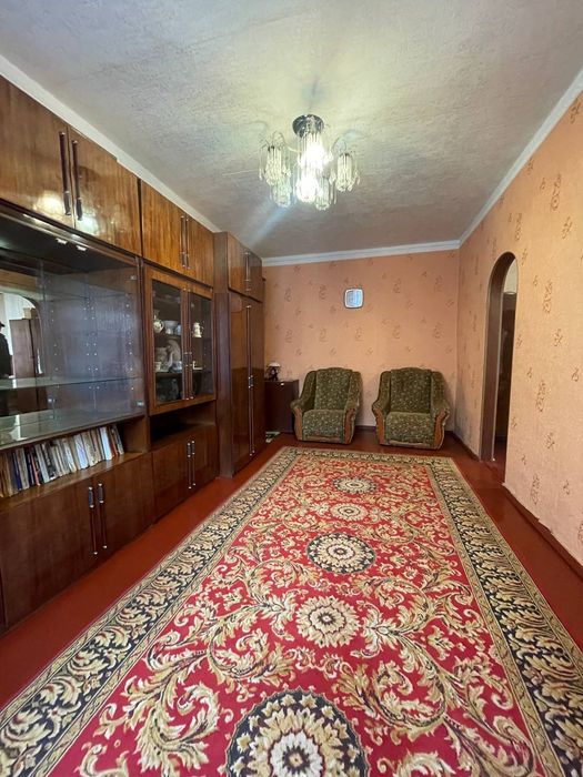 3-Кімнатна квартира в місті Буринь , біля автовокзалу , з гаражем !