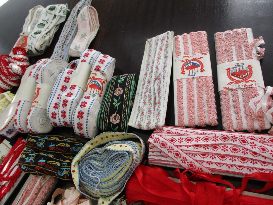 Lote de várias rendas brancas para aplicações, fitas bordadas decorativas, fita grega, restos novos de retrosaria