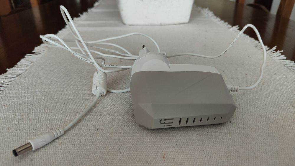 Fonte de alimentação IFI power  X  9V -2.5 A. NOVA