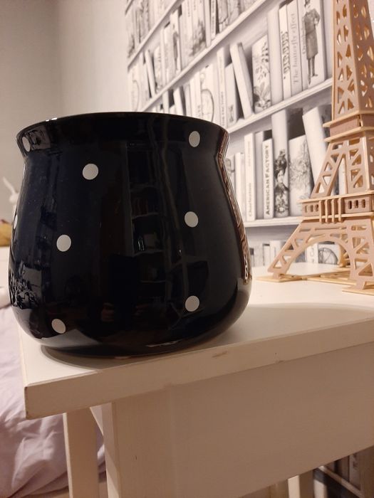 Osłonka ceramiczna granatowa typu kubełek.