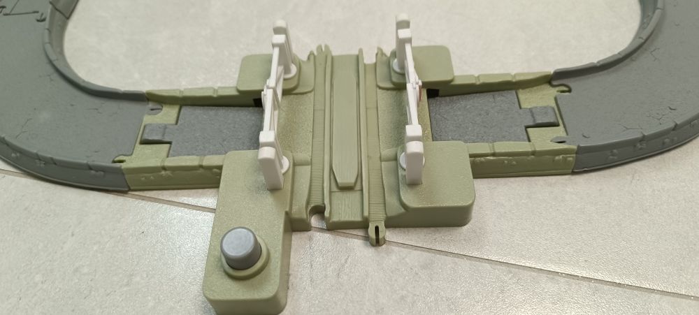 Zestaw Tomek i Przyjaciele Trackmaster z tunelem, drogą i przejazdem