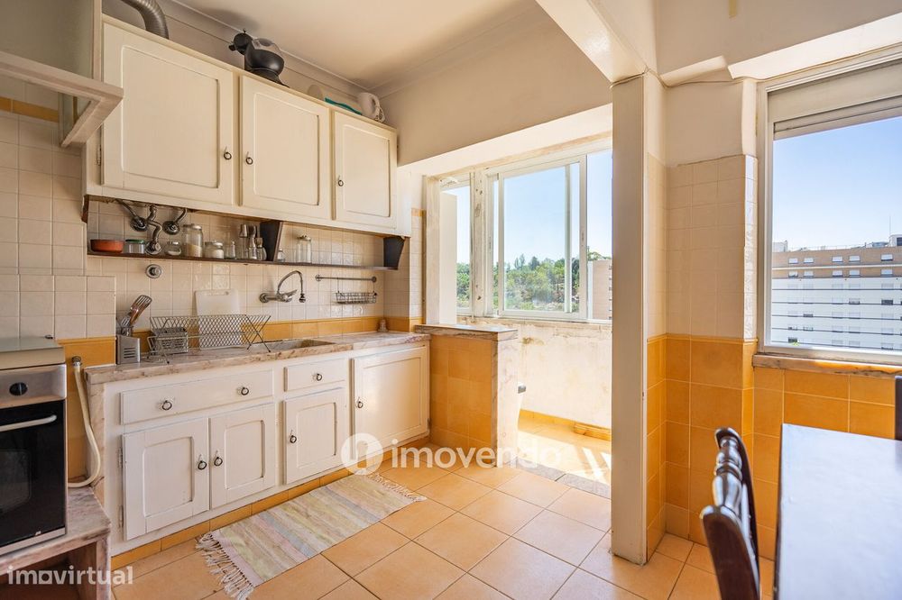 Apartamento T3, com arrecadação e boas áreas, na Estrada da Luz