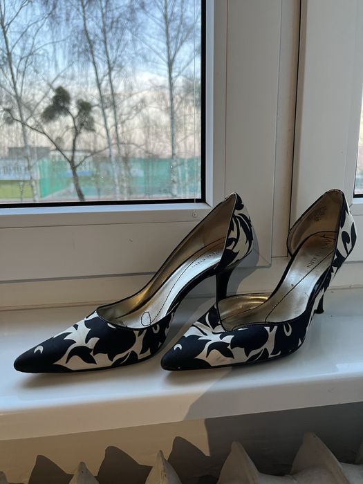 Materiałowe szpilki Anne Klein