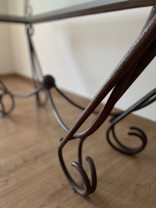 Mesa de jantar com tampo em vidro e base em ferro forjado