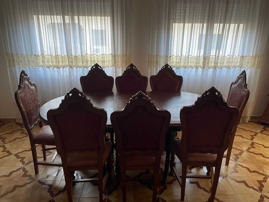 Mesa de Sala Extensível em Madeira Maciça + Cadeiras | Conj. Clássico