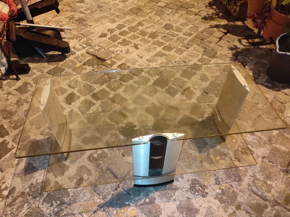 Mesa de vidro e alumínio