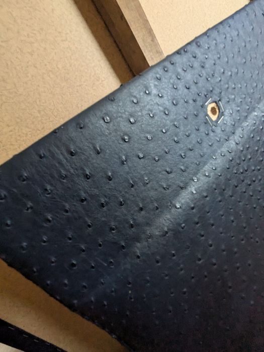 cama  com cabeceira azul petróleo
