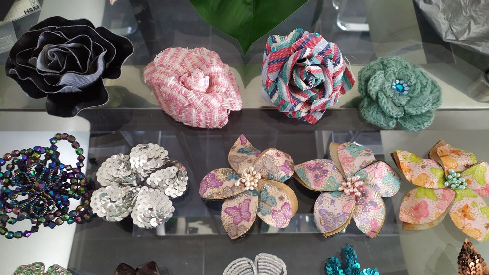23 broches/alfinetes de peito novos