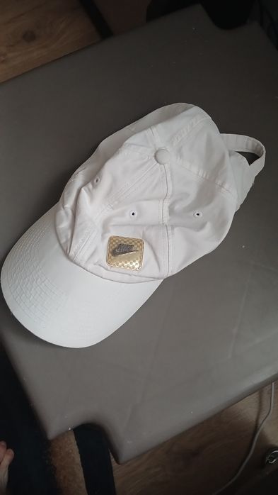 Біла кепка Nike.