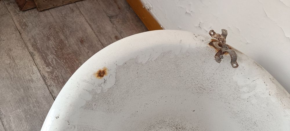 Vendo banheira em chapa de ferro esmaltada com pés
