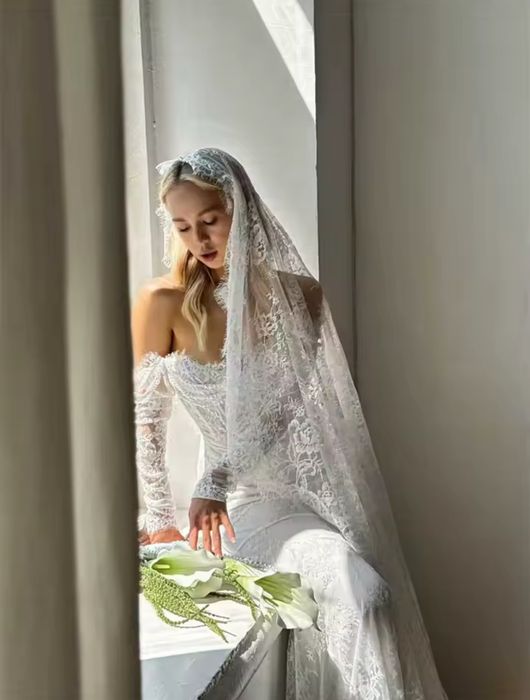 Мереживна весільна сукня з перлами