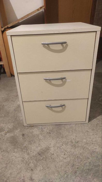 Mesinha de cabeceira branca com 3 gavetas