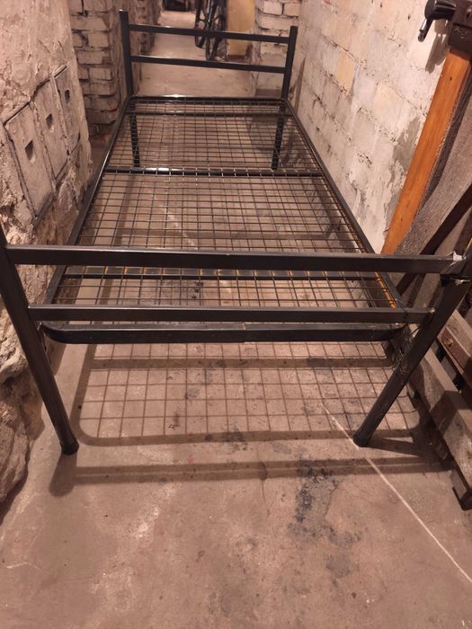 Rama metalowa łóżka