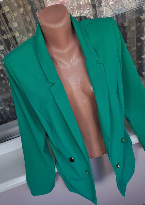 Зелёный нарядный женский пиджак жакет