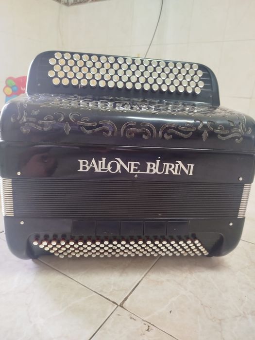 Acordeon Ballone Burini, quarta voz, 120 baixos, 7 registos direita e 5 esq.,som admirável, estado irrepreensivel.