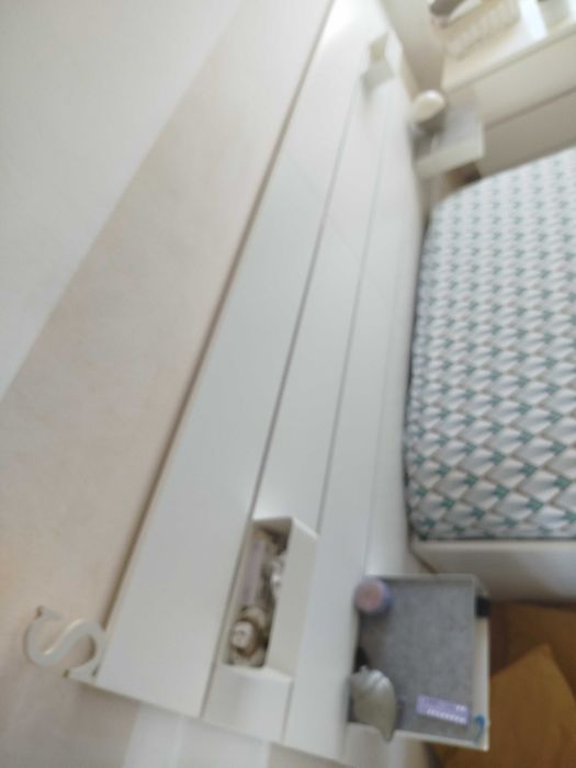 Cabeceiras de cama com mesas de cabeceira