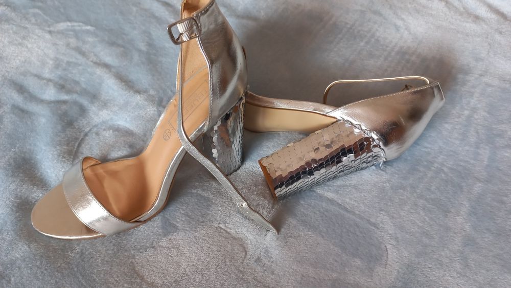 Sandálias prateadas