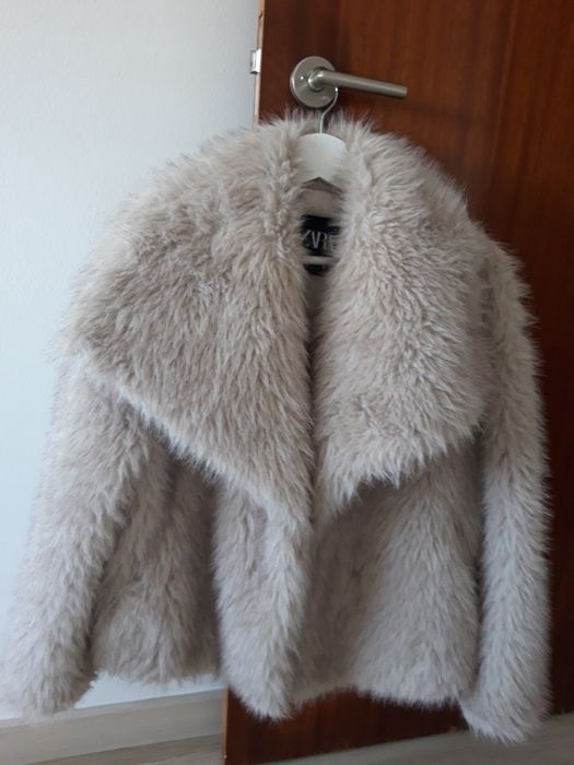 Casaco pêlo cinzento claro Zara