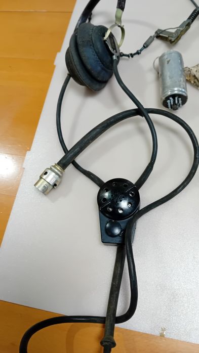Anteny ,mikrotelefon i inne przedmioty.
