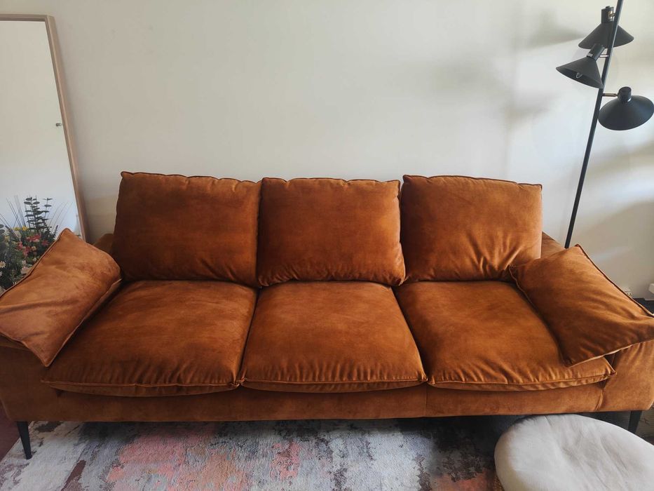 Sofá de veludo castanho caramelo