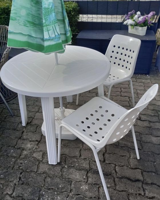 Stolik i dwa krzesła