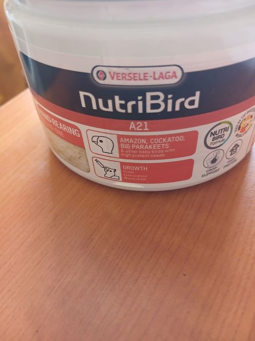 Aves, ninhos e papa Nutribird A21