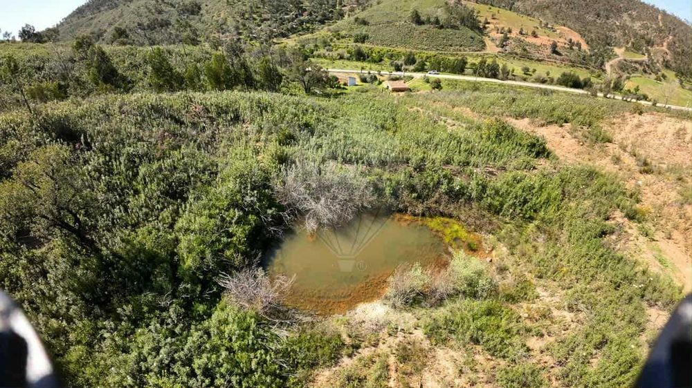 Quinta aprazível, perto de Silves com ribeira e com parcela urbana