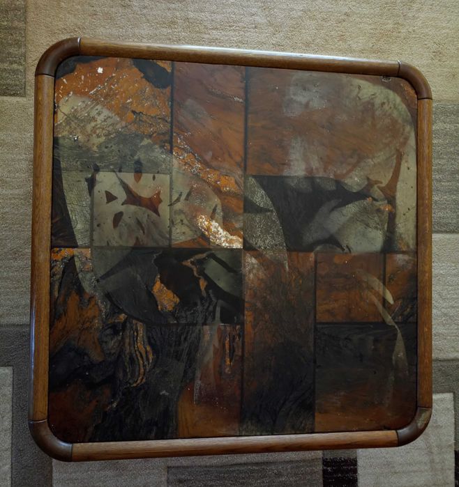 Stolik z kamiennym blatem