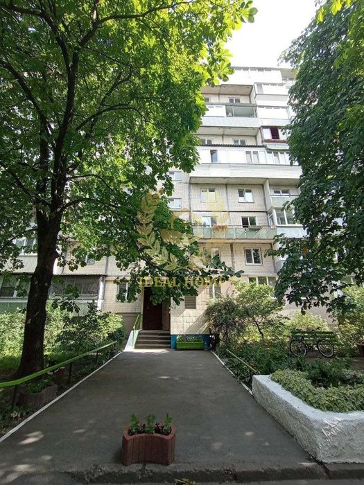 Продається 4-кімнатна квартира у Дніпровському р-ні(метро Лівобережна)