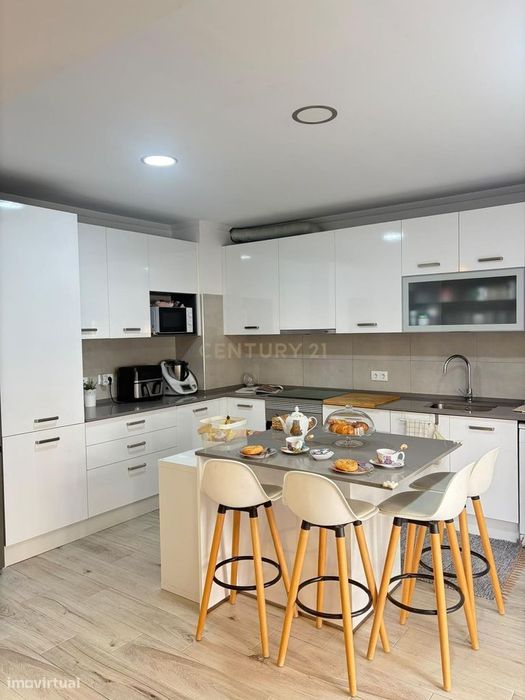 Apartamento T4 renovado | 175 m² | 3 varandas | Bairro do Liceu, Setúb