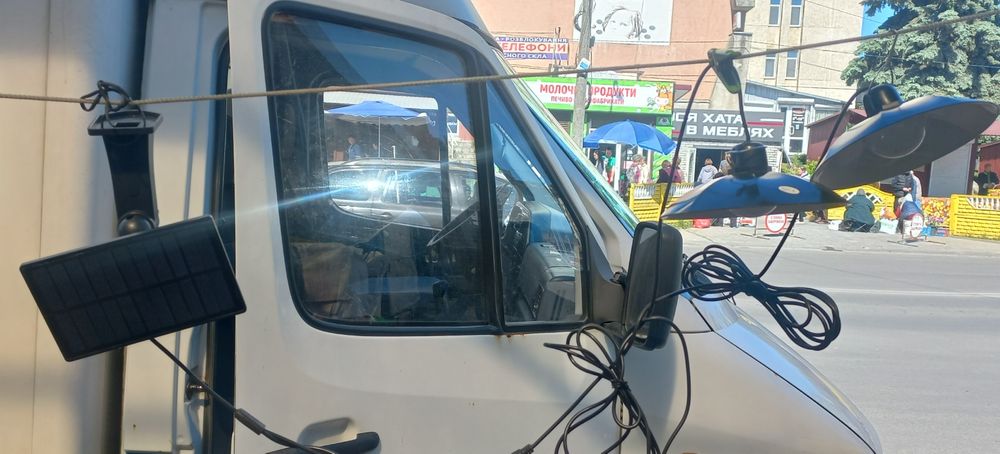 Сонячна панель і дві лампочки