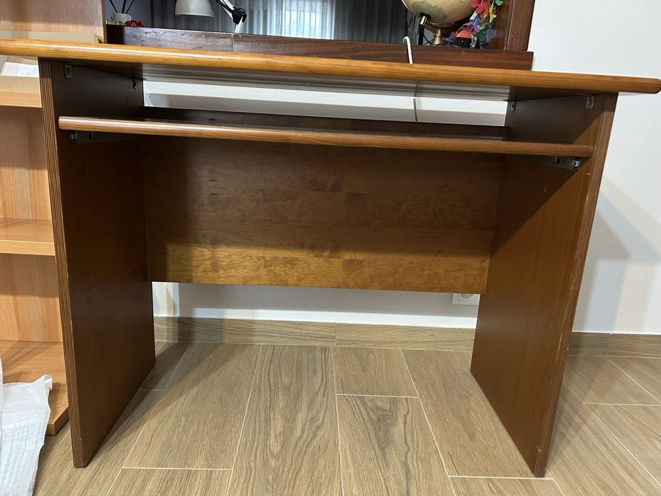 Secretaria com marcas de uso