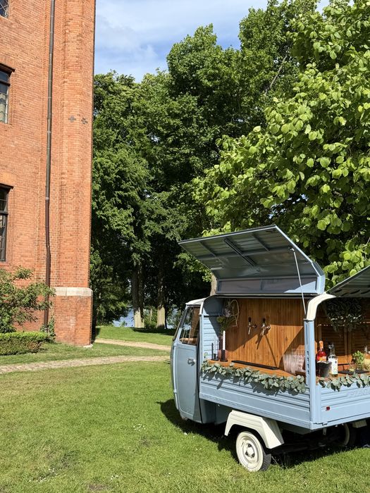 Piaggio Ape prosecco van/drink bar