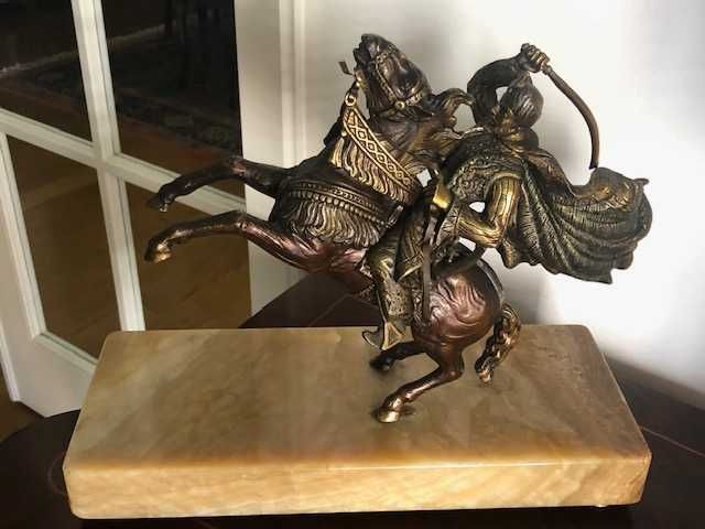 Magnifica escultura de cavaleiro, em bronze com base em mármore