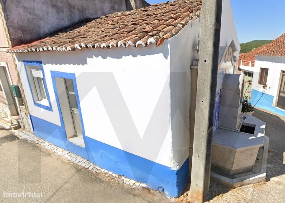 Moradia T1 + 1 na Vila do Espinheiro/ Alcanena
