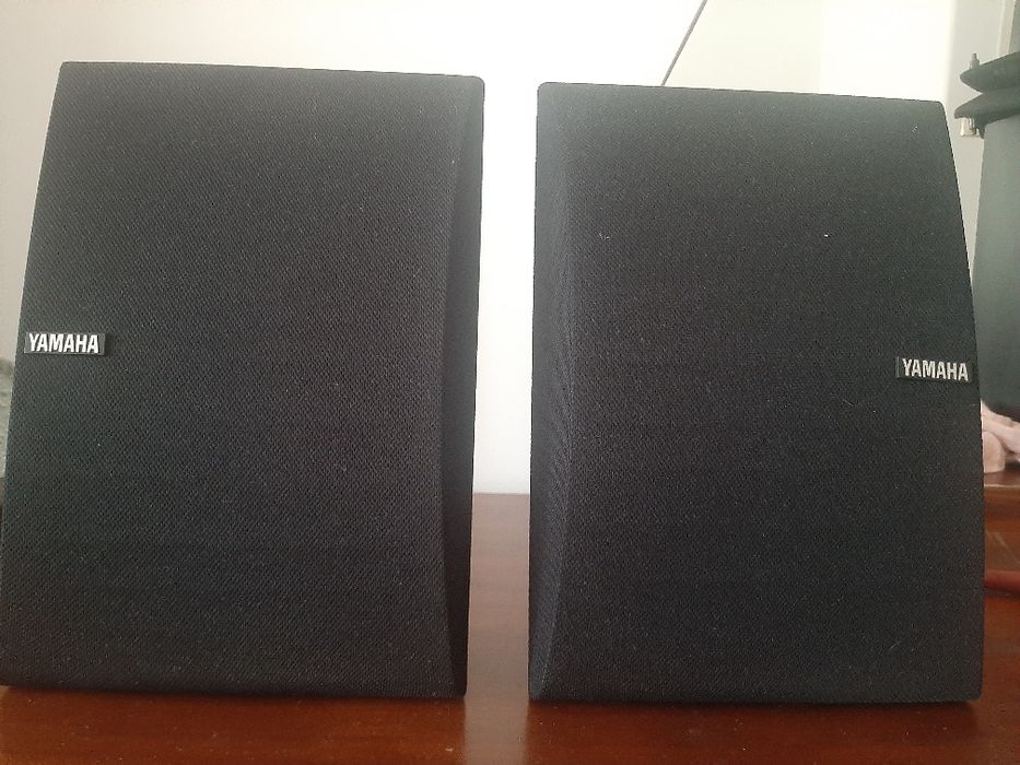 Um par colunas YAMAHA NS-E105