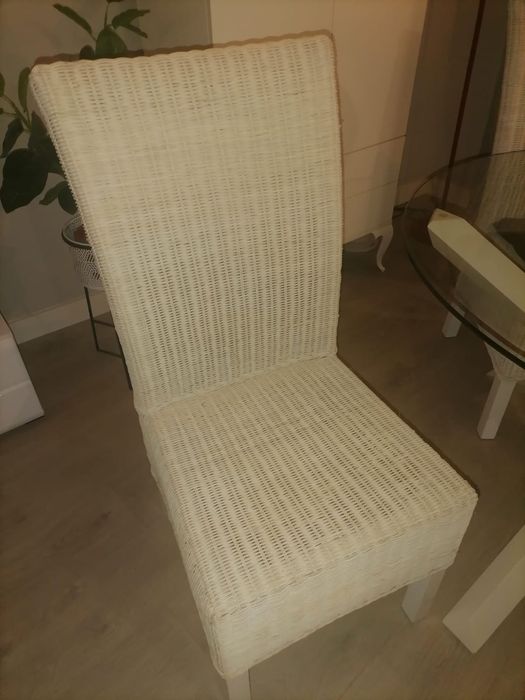 Mesa redonda e cadeiras