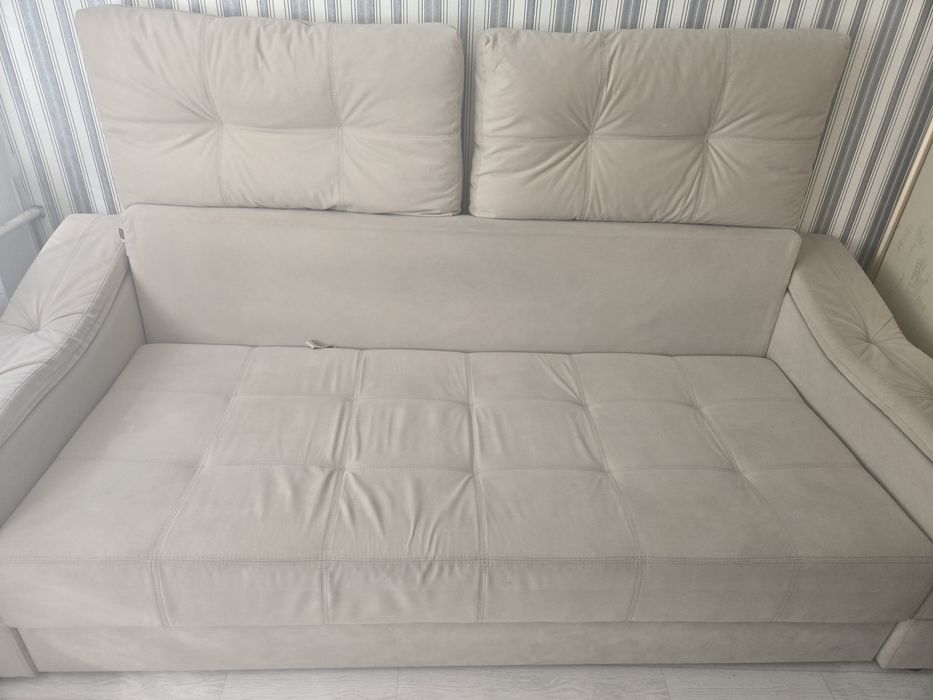 продам диван светлого  оттенка полноценное спальное  место. Надо почистить.